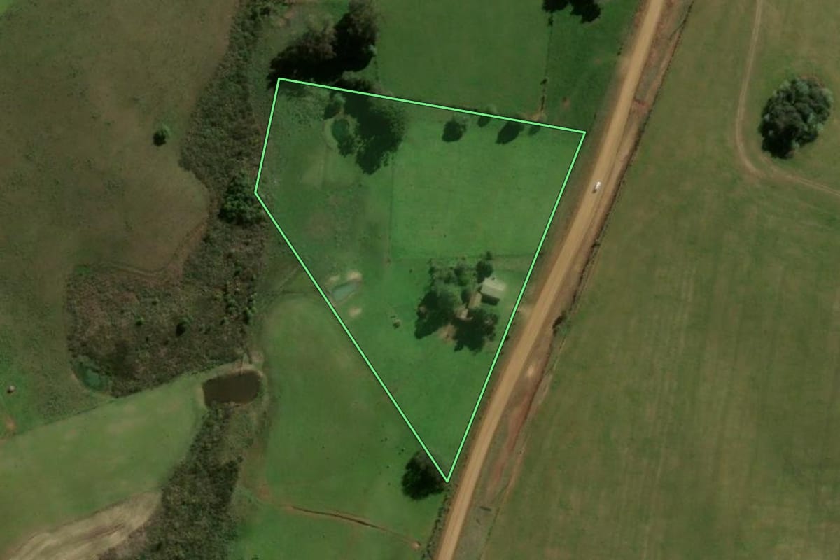 Imagem de satélite do imóvel rural em São Martinho da Serra (RS), com o contorno declarado no CAR desenhado por cima.