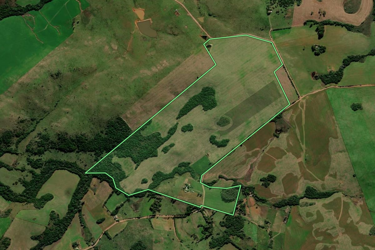 Imagem de satélite do imóvel rural em São Martinho da Serra (RS), com o contorno declarado no CAR desenhado por cima.