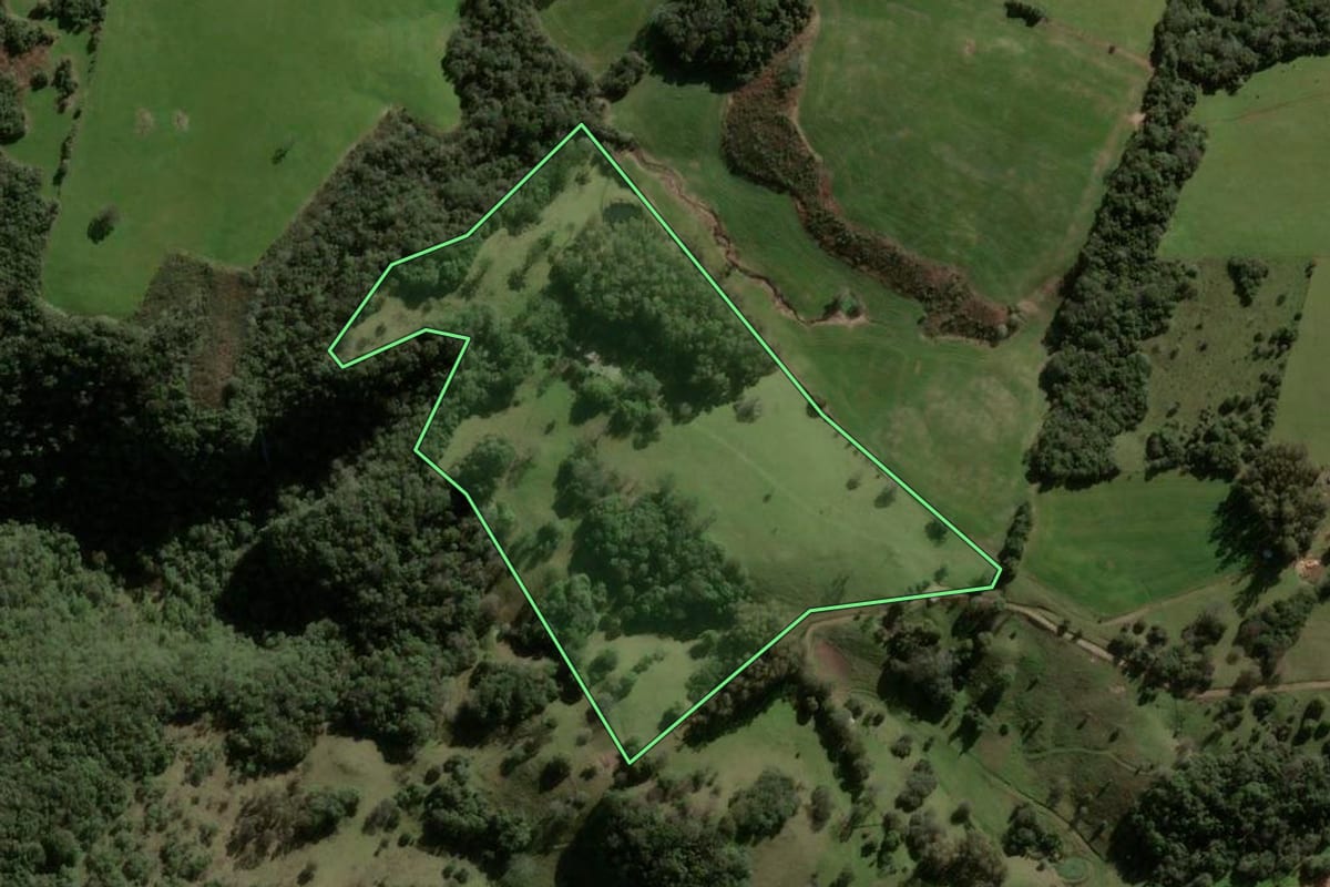 Imagem de satélite do imóvel rural em São Martinho da Serra (RS), com o contorno declarado no CAR desenhado por cima.