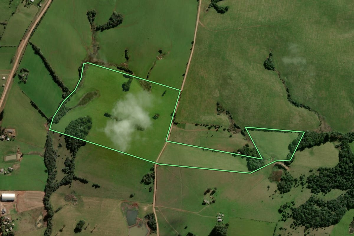 Imagem de satélite do imóvel rural em São Martinho da Serra (RS), com o contorno declarado no CAR desenhado por cima.