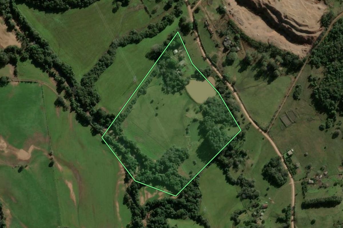 Imagem de satélite do imóvel rural em São Martinho da Serra (RS), com o contorno declarado no CAR desenhado por cima.