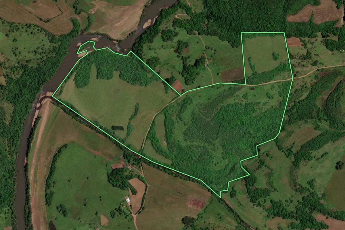 Imagem de satélite do imóvel rural em São Martinho da Serra (RS), com o contorno declarado no CAR desenhado por cima.