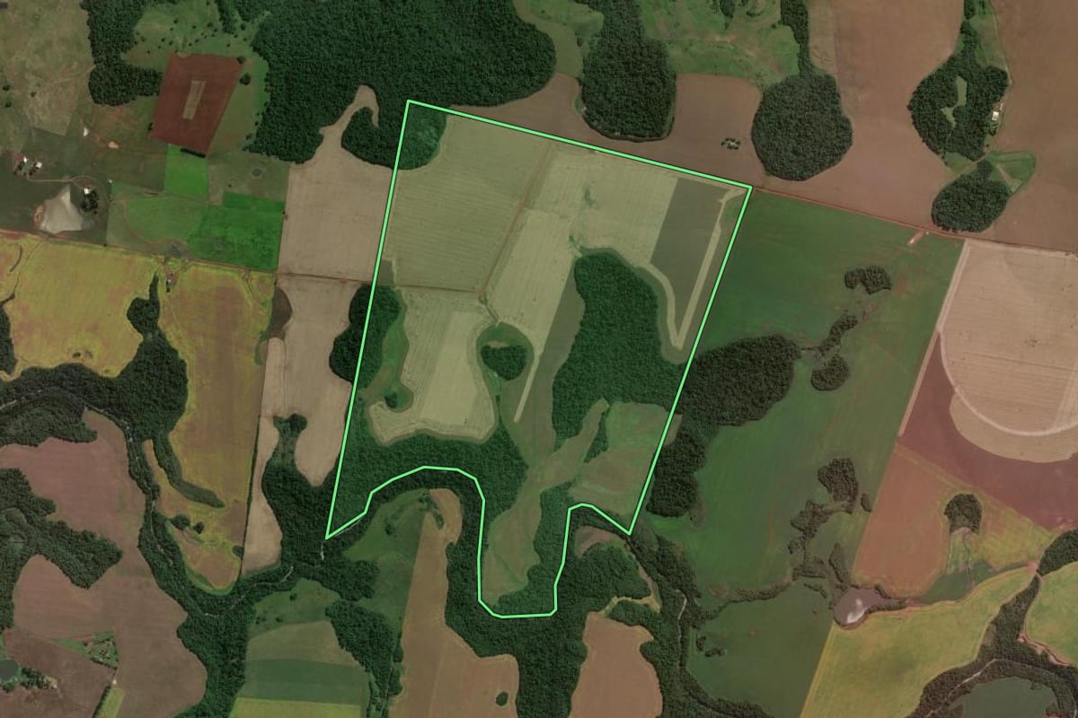 Imagem de satélite do imóvel rural em São Miguel das Missões (RS), com o contorno declarado no CAR desenhado por cima.