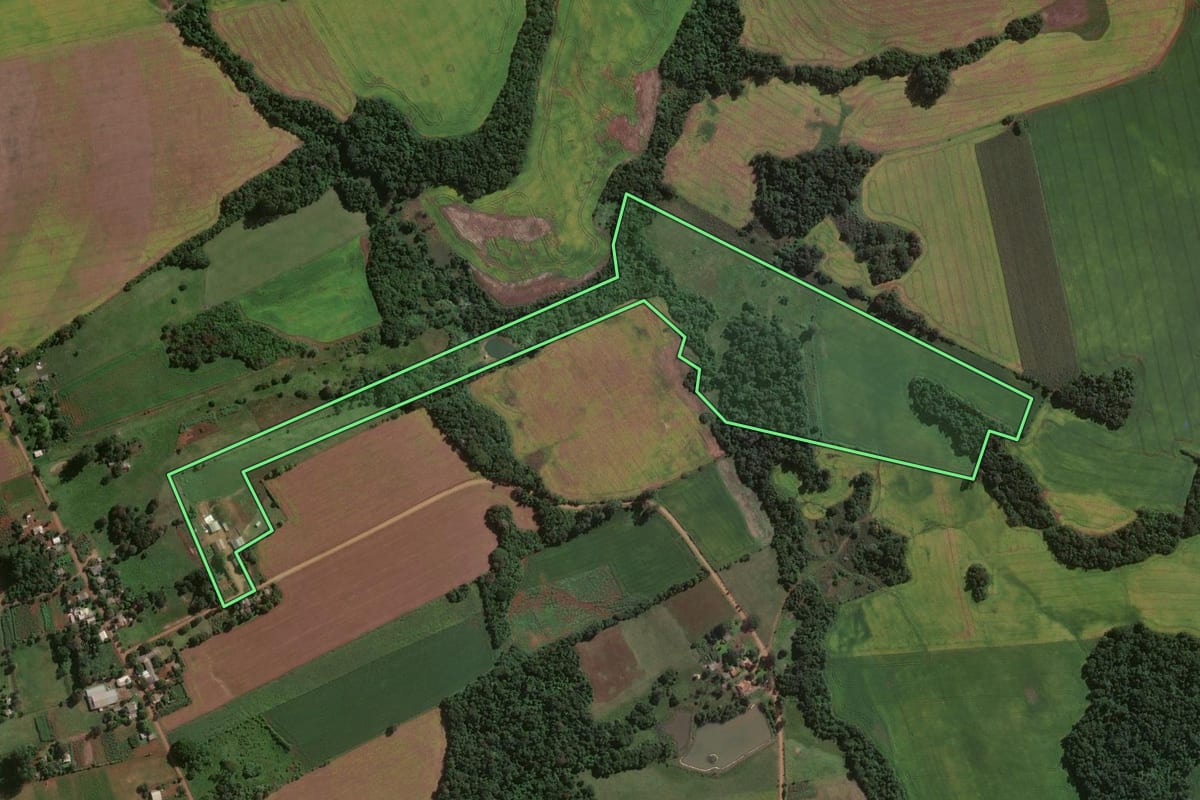 Imagem de satélite do imóvel rural em São Miguel das Missões (RS), com o contorno declarado no CAR desenhado por cima.
