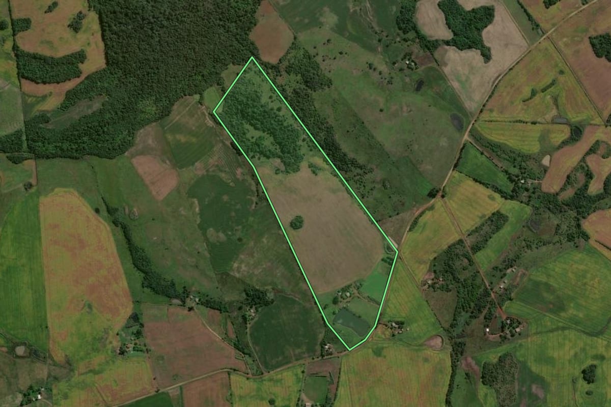 Imagem de satélite do imóvel rural em São Miguel das Missões (RS), com o contorno declarado no CAR desenhado por cima.