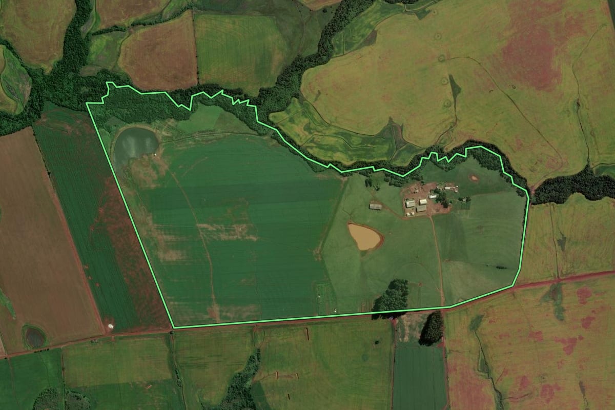 Imagem de satélite do imóvel rural em São Miguel das Missões (RS), com o contorno declarado no CAR desenhado por cima.