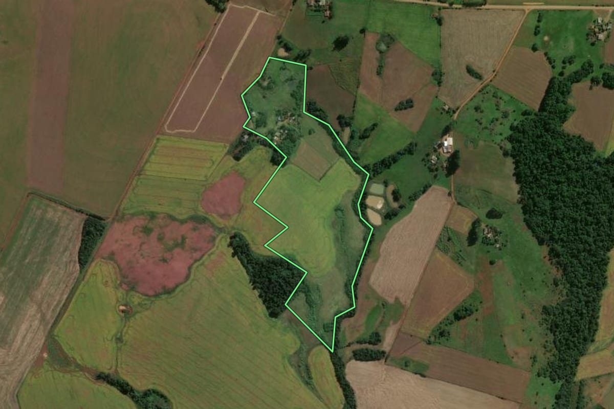 Imagem de satélite do imóvel rural em São Miguel das Missões (RS), com o contorno declarado no CAR desenhado por cima.