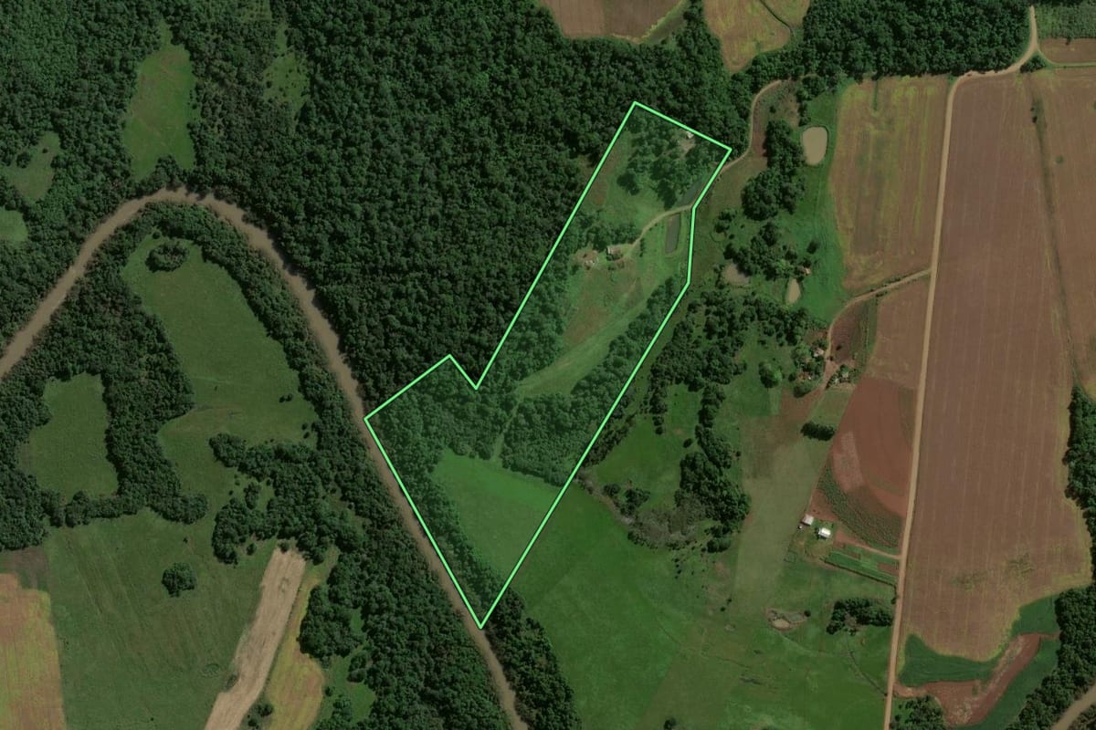 Imagem de satélite do imóvel rural em São Miguel das Missões (RS), com o contorno declarado no CAR desenhado por cima.