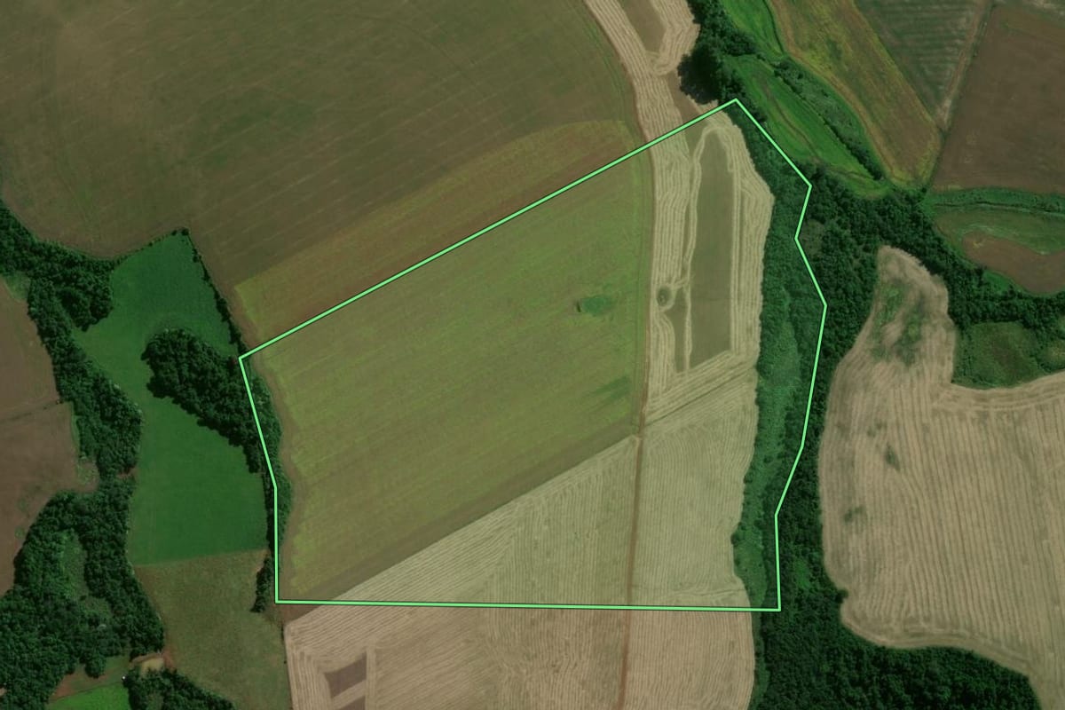 Imagem de satélite do imóvel rural em São Miguel das Missões (RS), com o contorno declarado no CAR desenhado por cima.