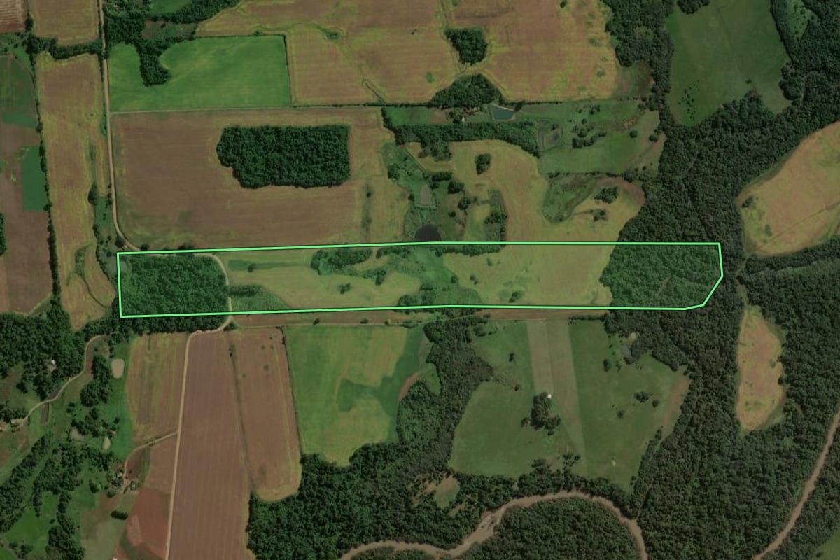 Imagem de satélite do imóvel rural em São Miguel das Missões (RS), com o contorno declarado no CAR desenhado por cima.