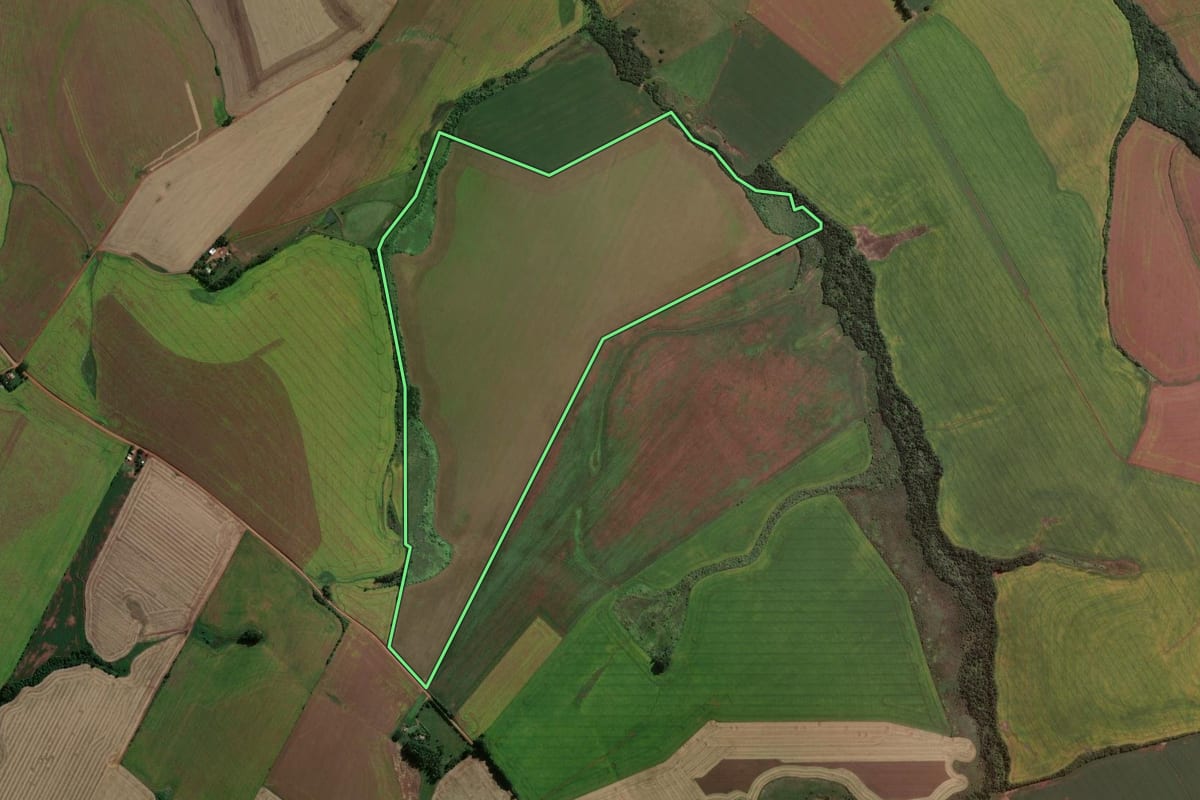 Imagem de satélite do imóvel rural em São Miguel das Missões (RS), com o contorno declarado no CAR desenhado por cima.
