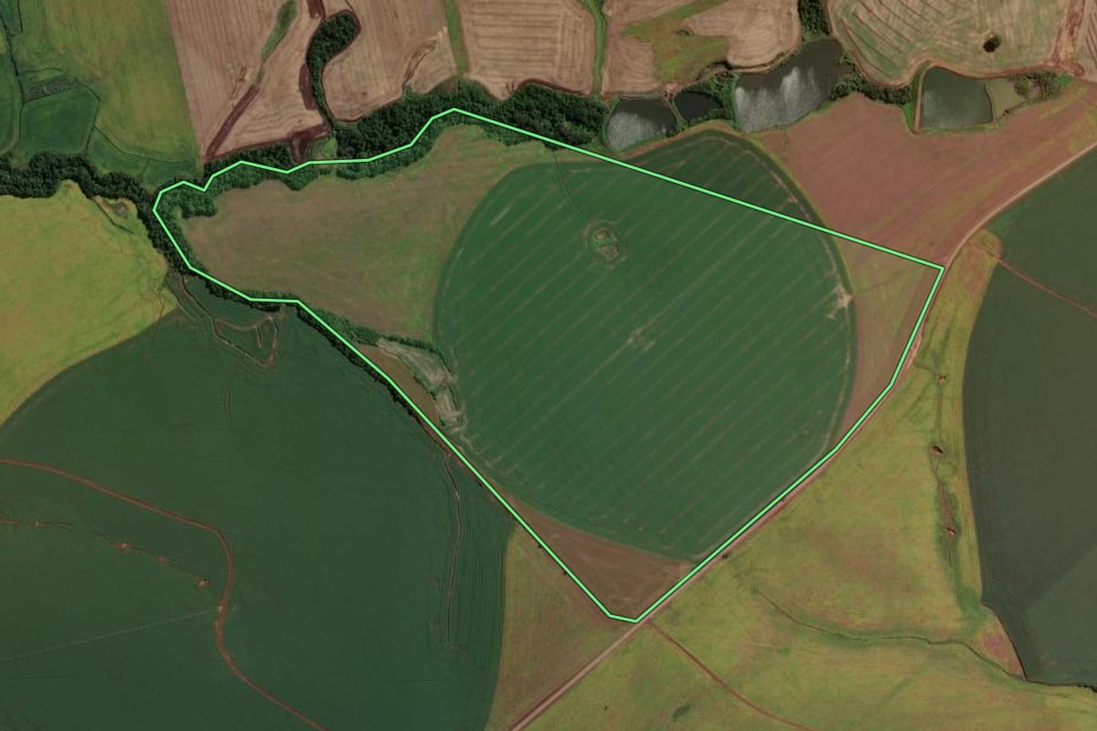 Imagem de satélite do imóvel rural em São Miguel das Missões (RS), com o contorno declarado no CAR desenhado por cima.