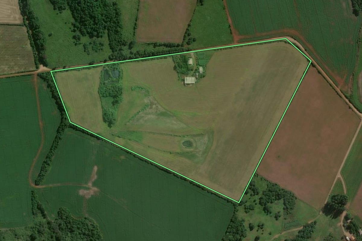 Imagem de satélite do imóvel rural em São Miguel das Missões (RS), com o contorno declarado no CAR desenhado por cima.
