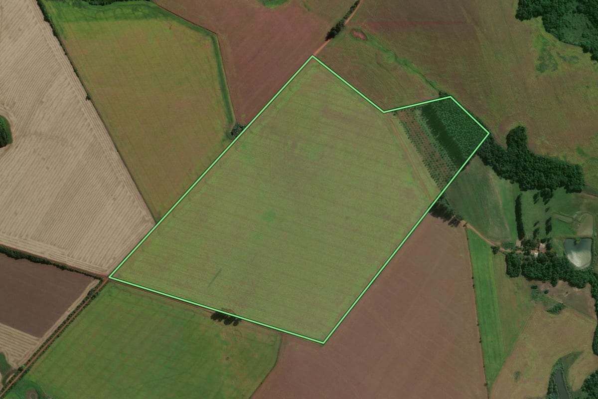 Imagem de satélite do imóvel rural em São Miguel das Missões (RS), com o contorno declarado no CAR desenhado por cima.