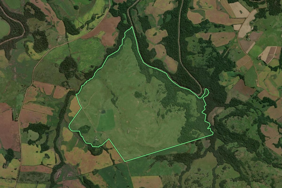 Imagem de satélite do imóvel rural em São Miguel das Missões (RS), com o contorno declarado no CAR desenhado por cima.