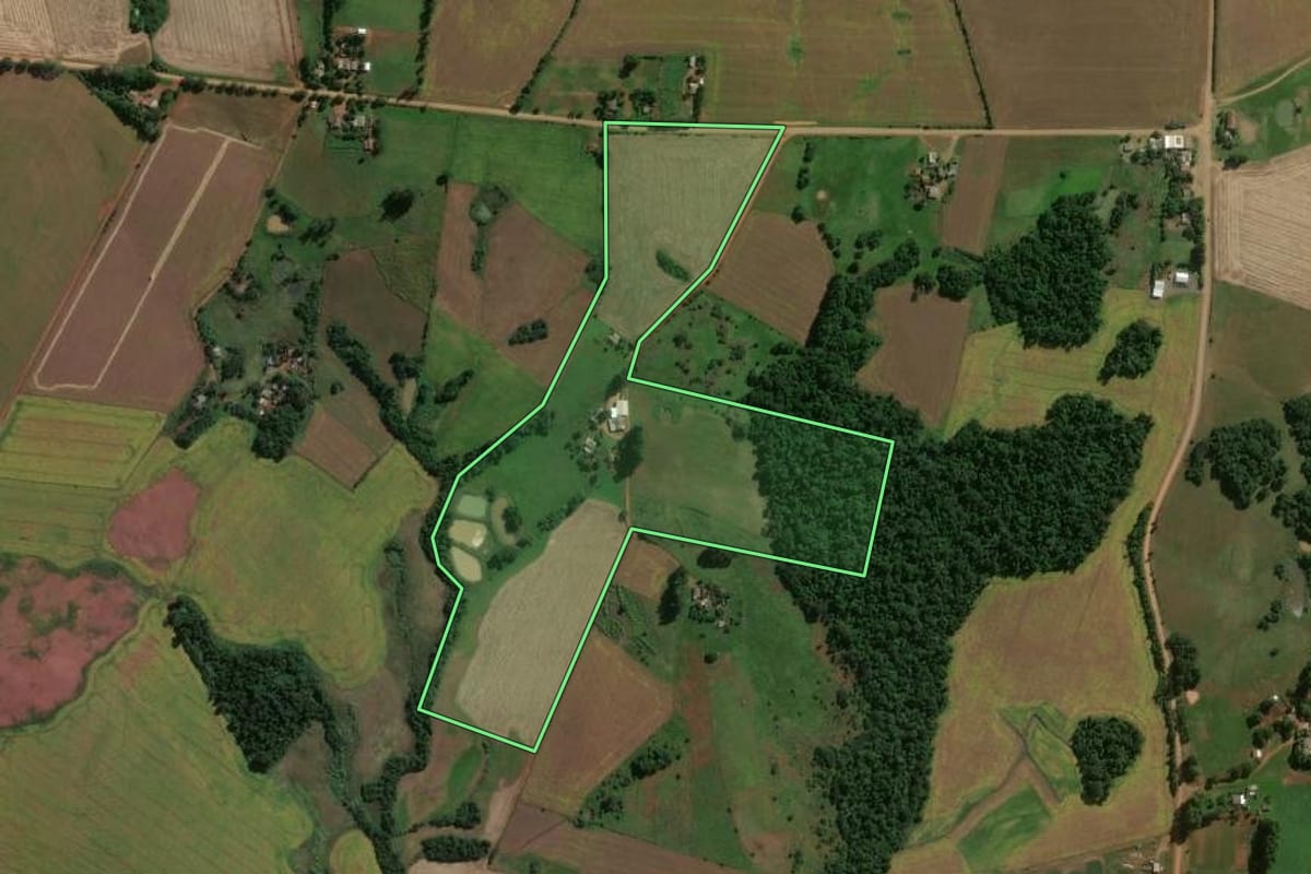 Imagem de satélite do imóvel rural em São Miguel das Missões (RS), com o contorno declarado no CAR desenhado por cima.