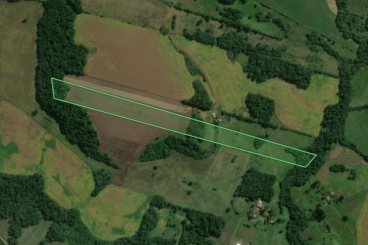 Imagem de satélite do imóvel rural em São Miguel das Missões (RS), com o contorno declarado no CAR desenhado por cima.