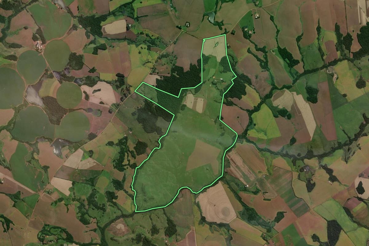 Imagem de satélite do imóvel rural em São Miguel das Missões (RS), com o contorno declarado no CAR desenhado por cima.