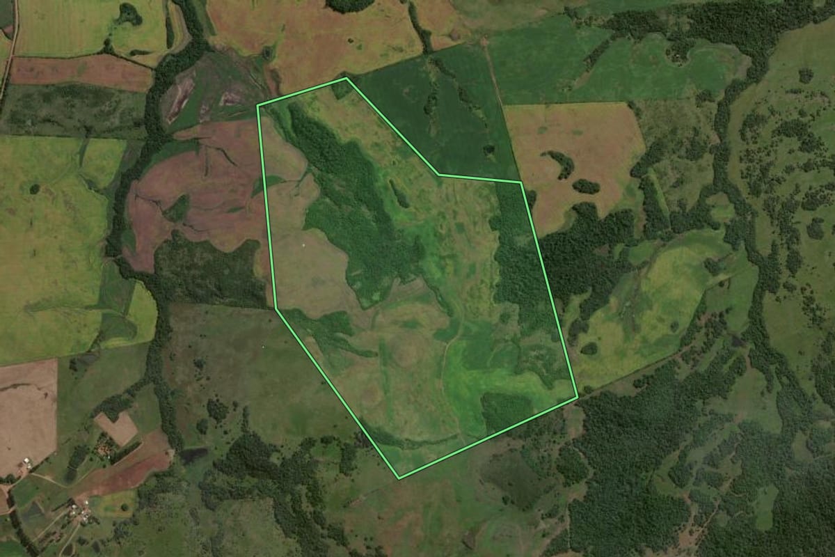 Imagem de satélite do imóvel rural em São Miguel das Missões (RS), com o contorno declarado no CAR desenhado por cima.
