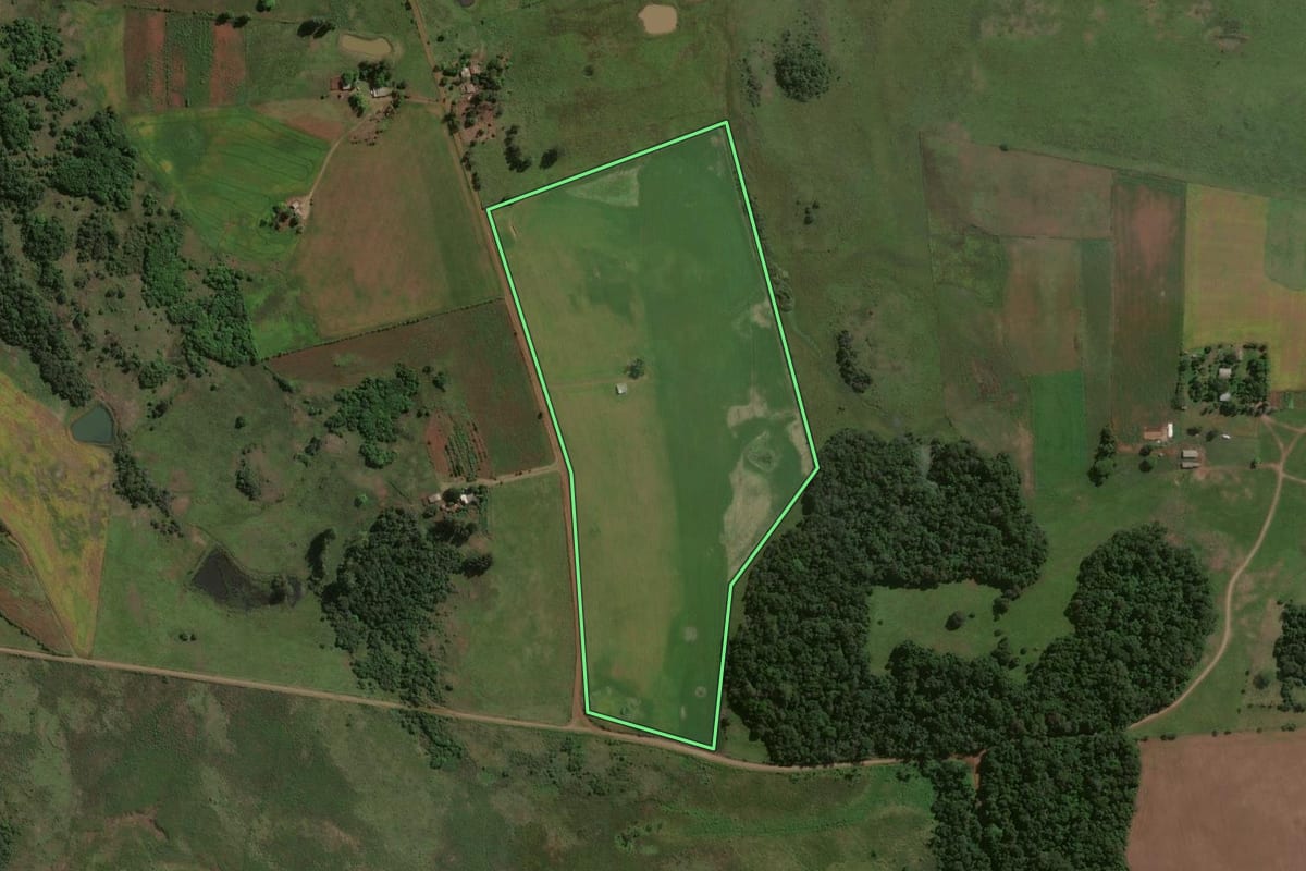 Imagem de satélite do imóvel rural em São Miguel das Missões (RS), com o contorno declarado no CAR desenhado por cima.