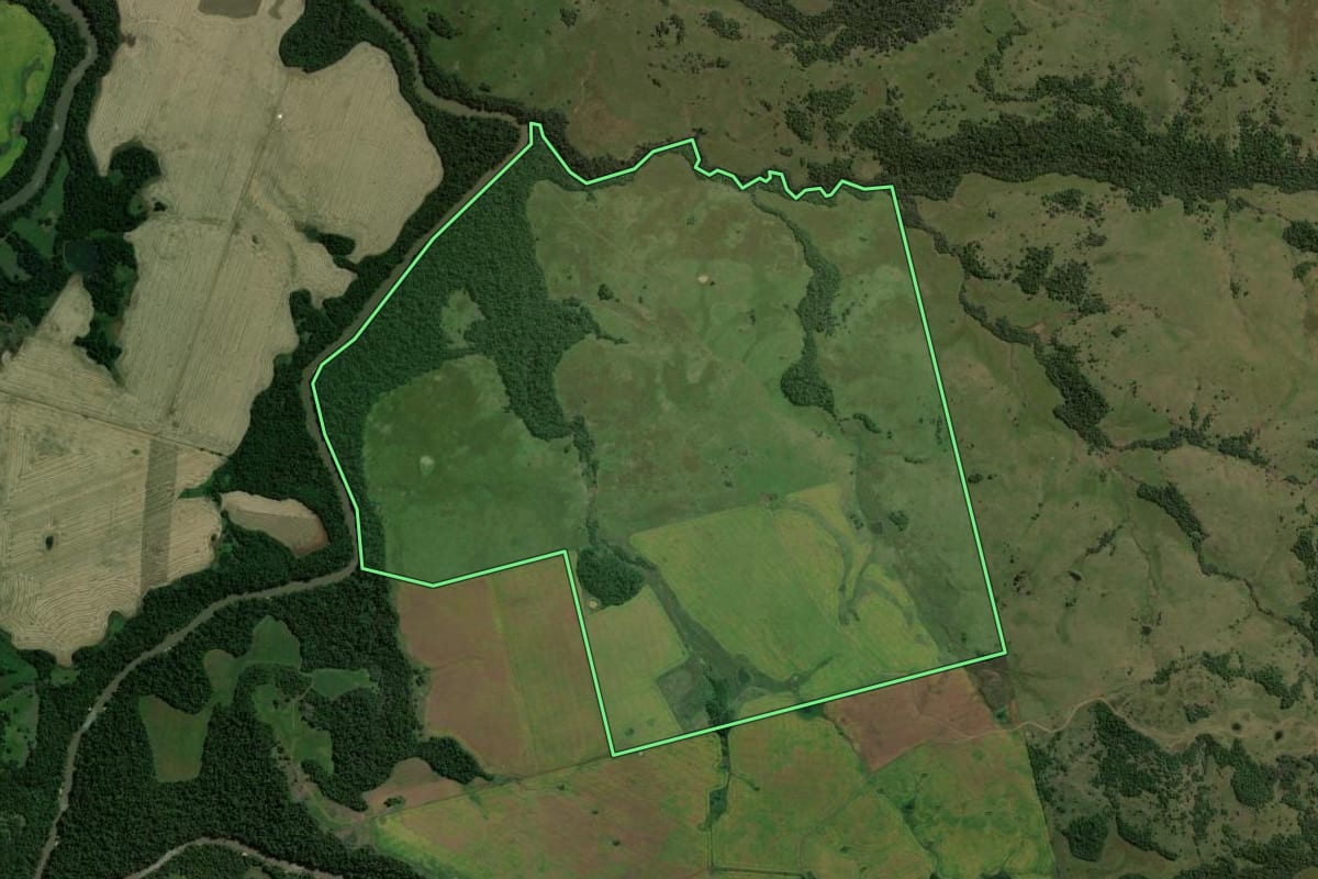 Imagem de satélite do imóvel rural em São Miguel das Missões (RS), com o contorno declarado no CAR desenhado por cima.