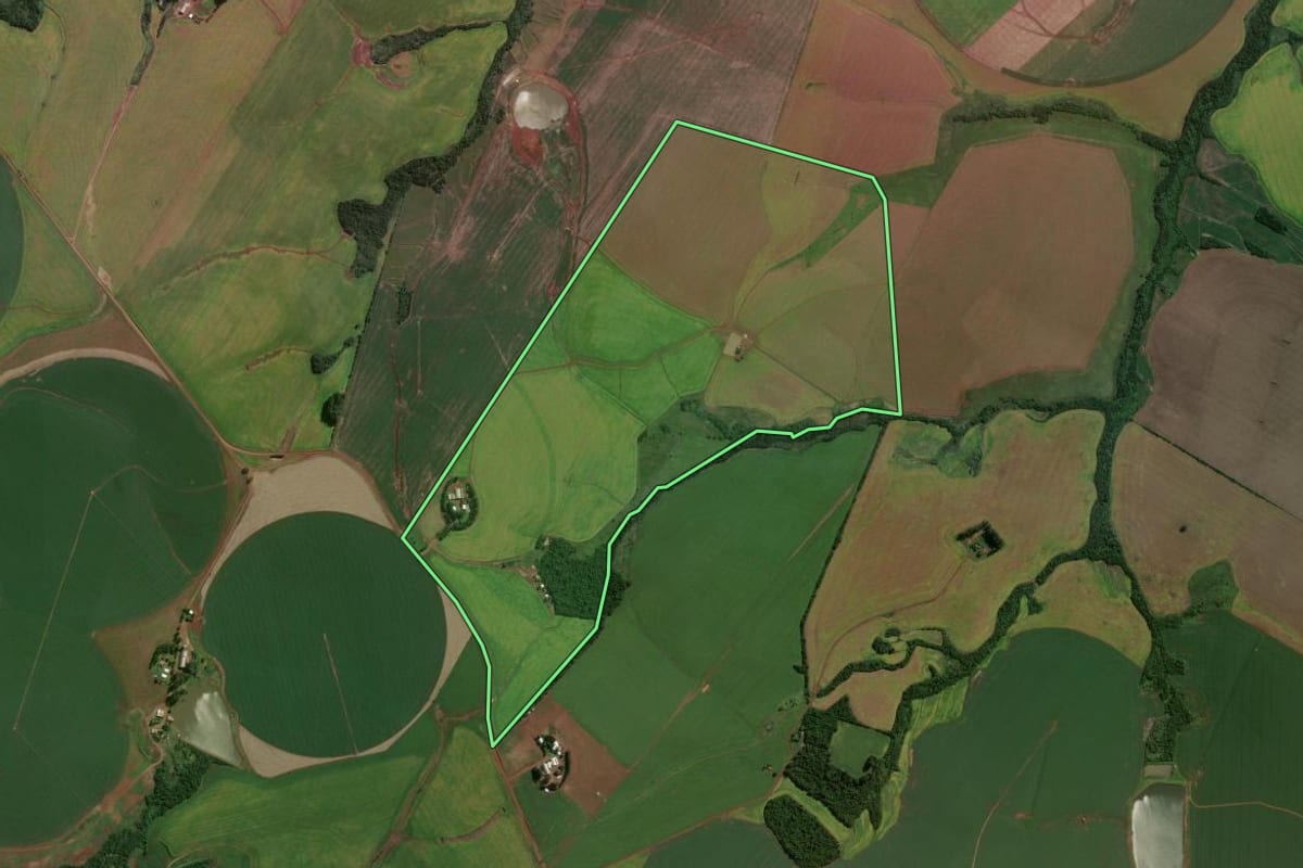 Imagem de satélite do imóvel rural em São Miguel das Missões (RS), com o contorno declarado no CAR desenhado por cima.