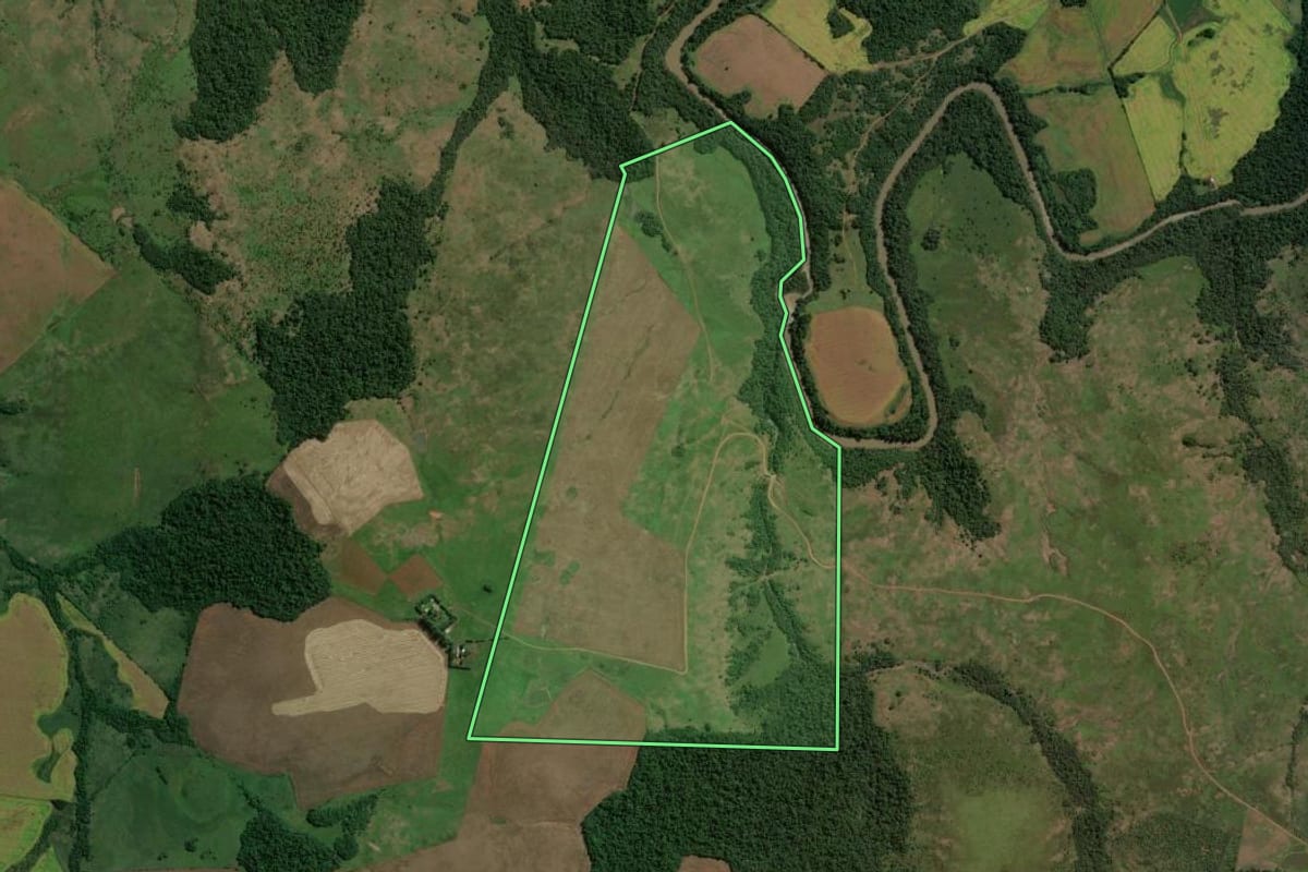 Imagem de satélite do imóvel rural em São Miguel das Missões (RS), com o contorno declarado no CAR desenhado por cima.