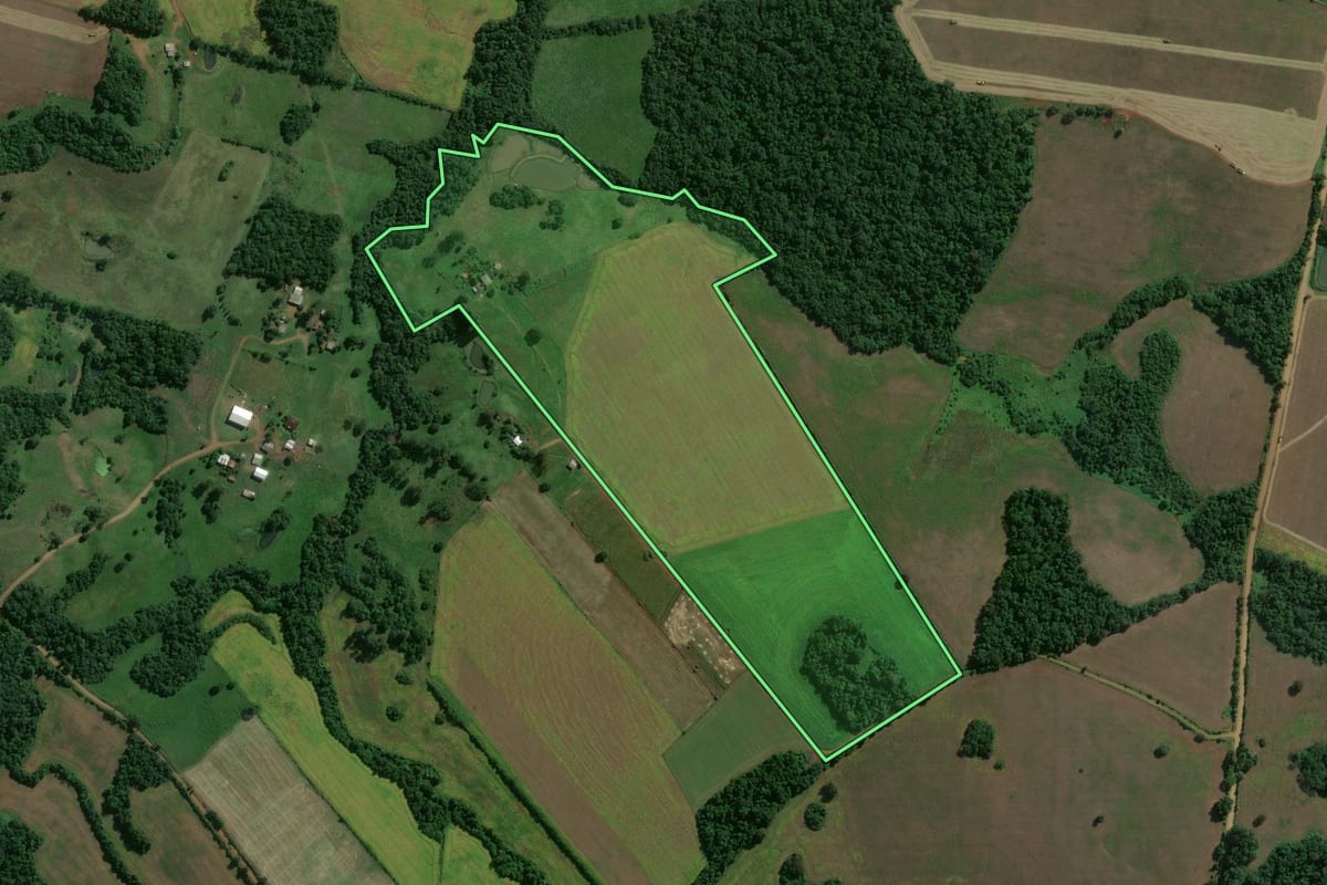 Imagem de satélite do imóvel rural em São Miguel das Missões (RS), com o contorno declarado no CAR desenhado por cima.