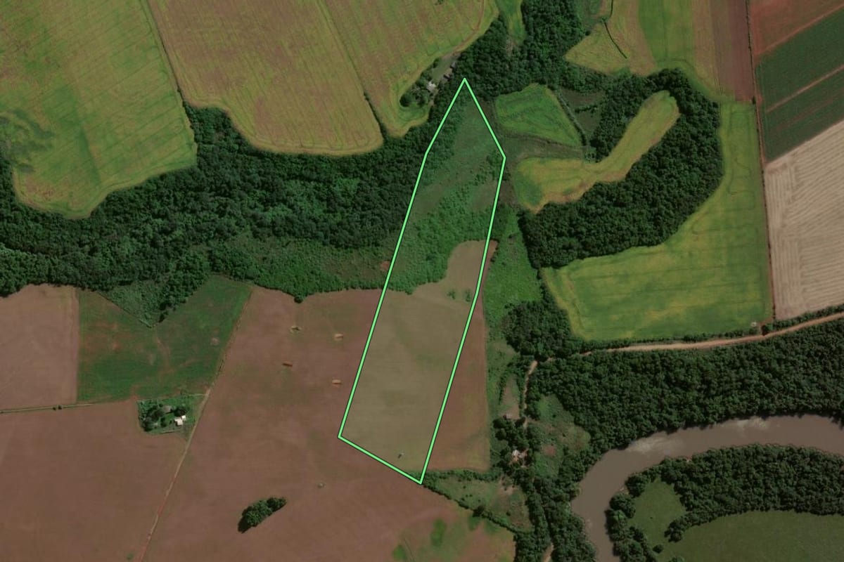 Imagem de satélite do imóvel rural em São Miguel das Missões (RS), com o contorno declarado no CAR desenhado por cima.