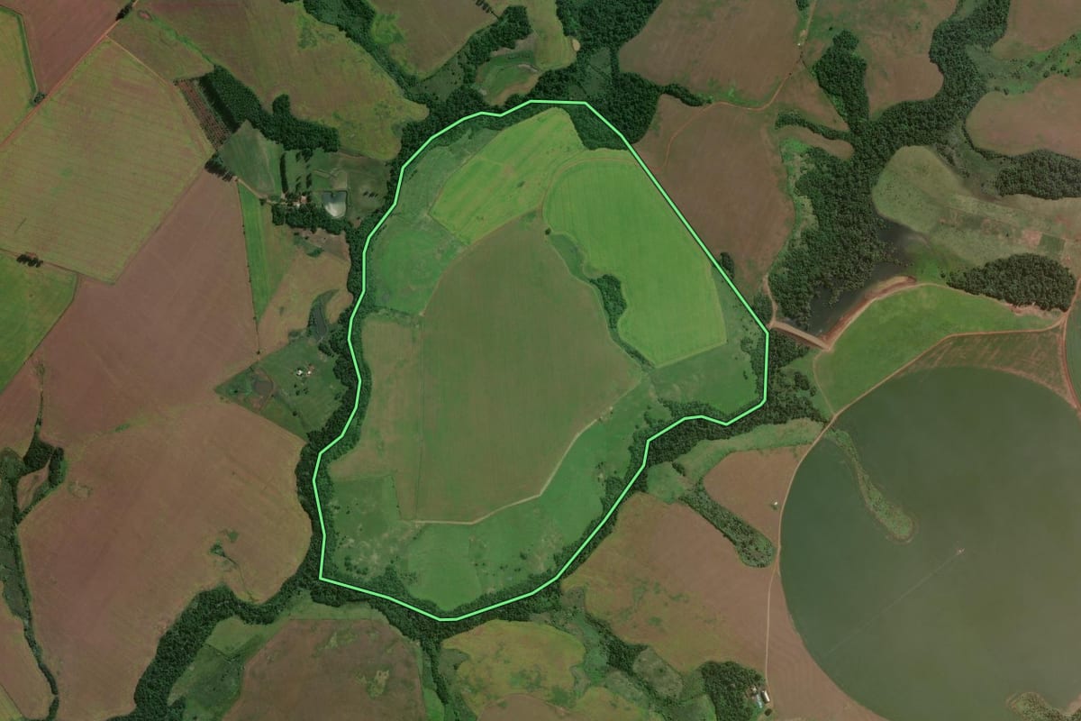 Imagem de satélite do imóvel rural em São Miguel das Missões (RS), com o contorno declarado no CAR desenhado por cima.