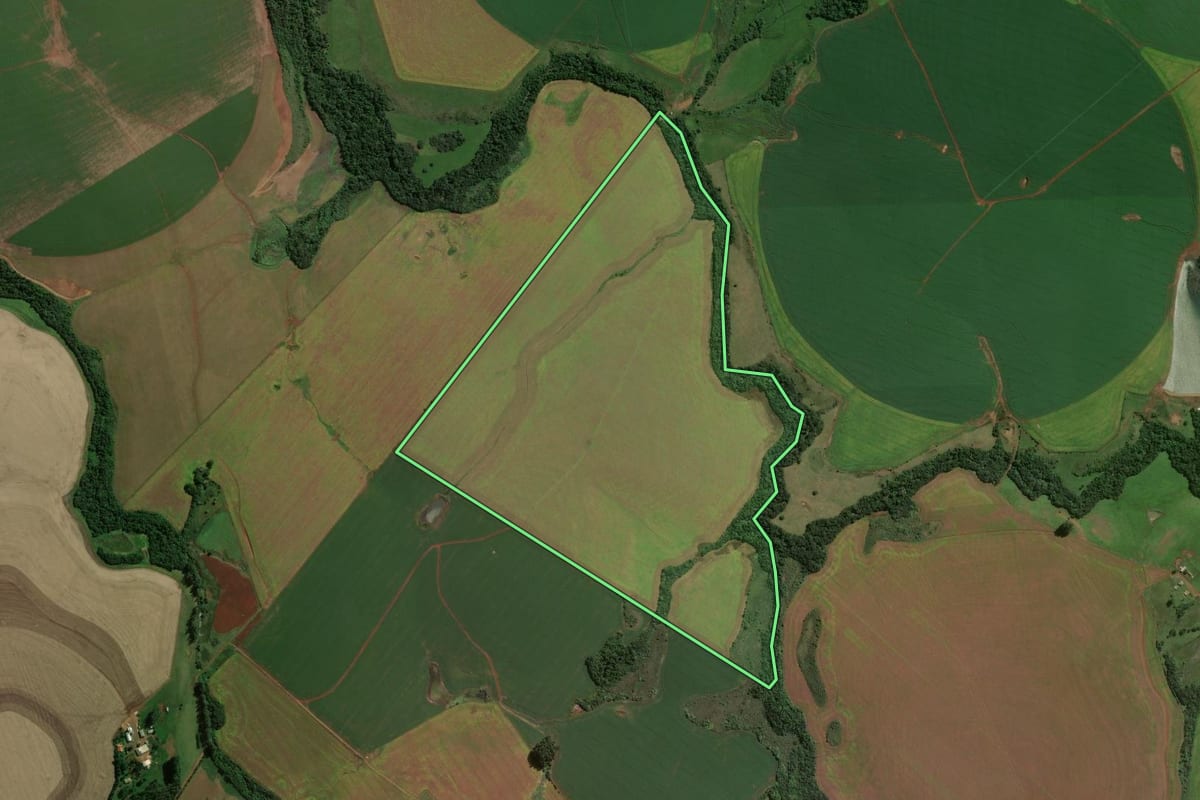 Imagem de satélite do imóvel rural em São Miguel das Missões (RS), com o contorno declarado no CAR desenhado por cima.