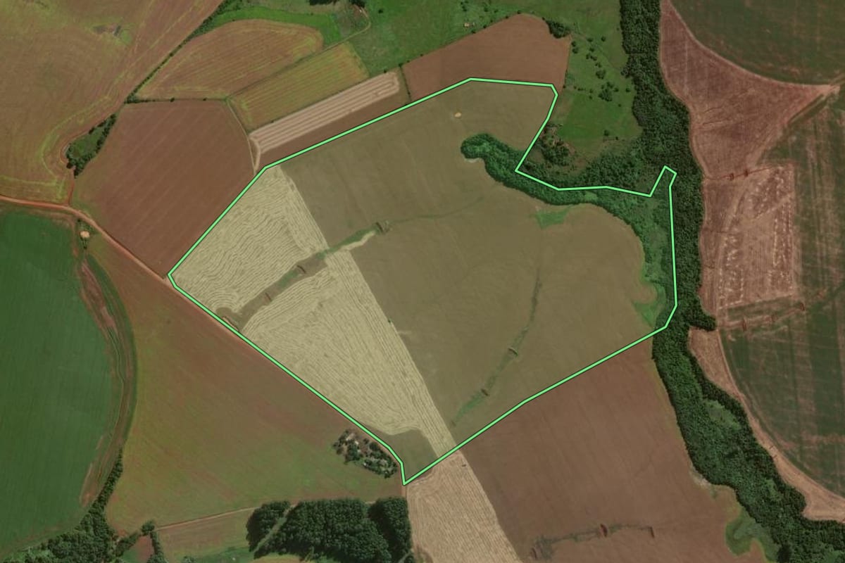 Imagem de satélite do imóvel rural em São Miguel das Missões (RS), com o contorno declarado no CAR desenhado por cima.