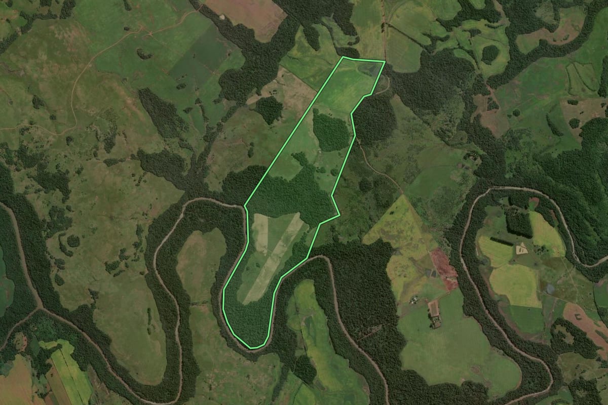 Imagem de satélite do imóvel rural em São Miguel das Missões (RS), com o contorno declarado no CAR desenhado por cima.