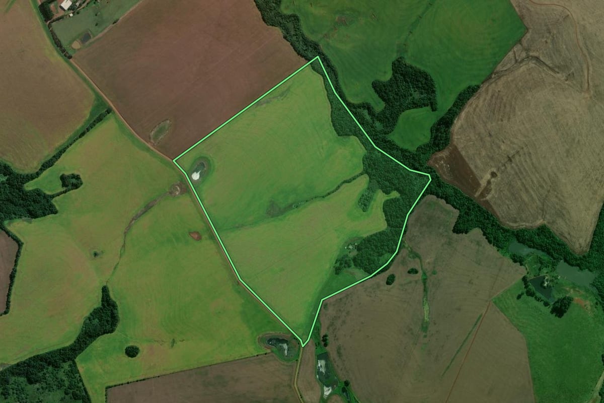Imagem de satélite do imóvel rural em São Miguel das Missões (RS), com o contorno declarado no CAR desenhado por cima.