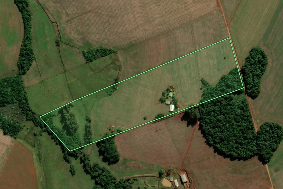Imagem de satélite do imóvel rural em São Miguel das Missões (RS), com o contorno declarado no CAR desenhado por cima.