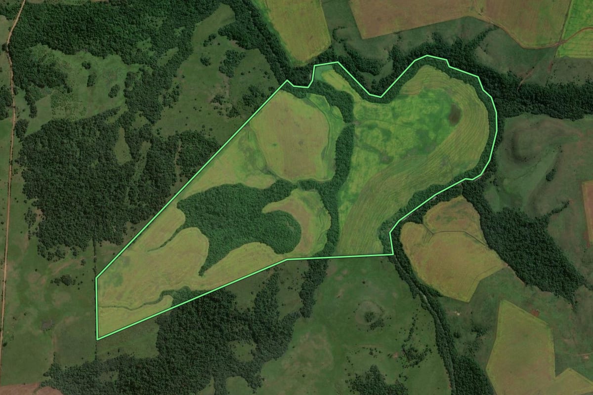 Imagem de satélite do imóvel rural em São Miguel das Missões (RS), com o contorno declarado no CAR desenhado por cima.