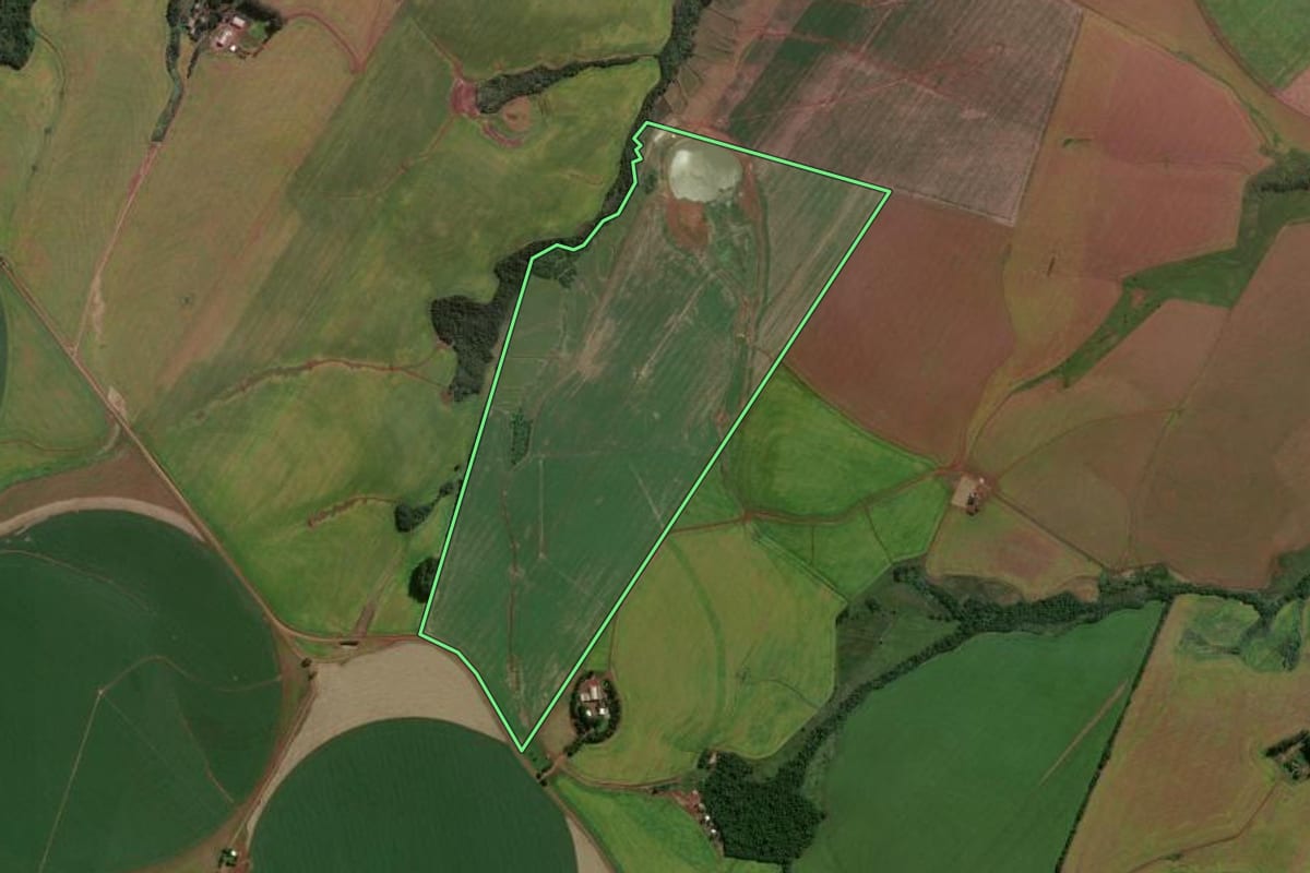 Imagem de satélite do imóvel rural em São Miguel das Missões (RS), com o contorno declarado no CAR desenhado por cima.