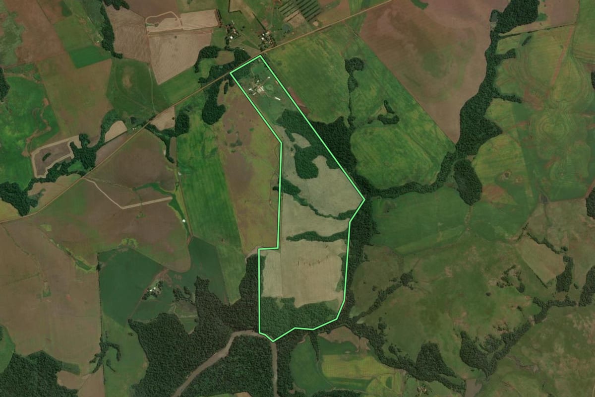 Imagem de satélite do imóvel rural em São Miguel das Missões (RS), com o contorno declarado no CAR desenhado por cima.