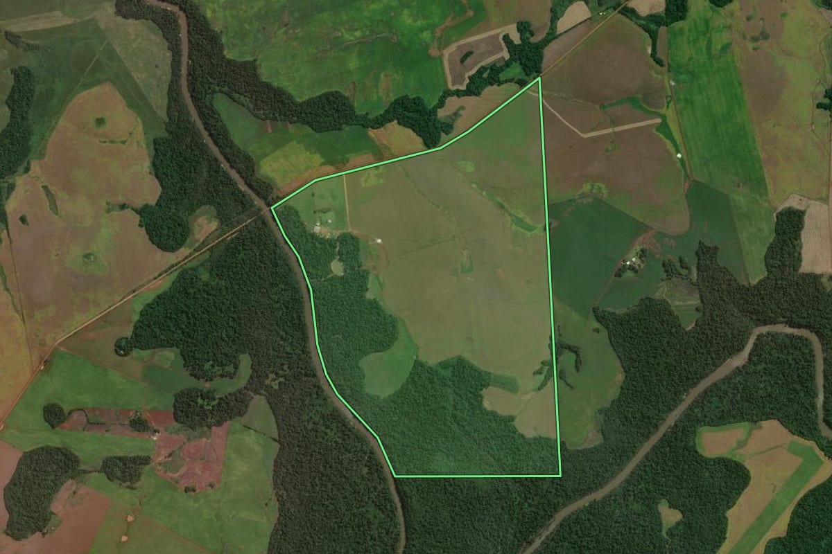 Imagem de satélite do imóvel rural em São Miguel das Missões (RS), com o contorno declarado no CAR desenhado por cima.
