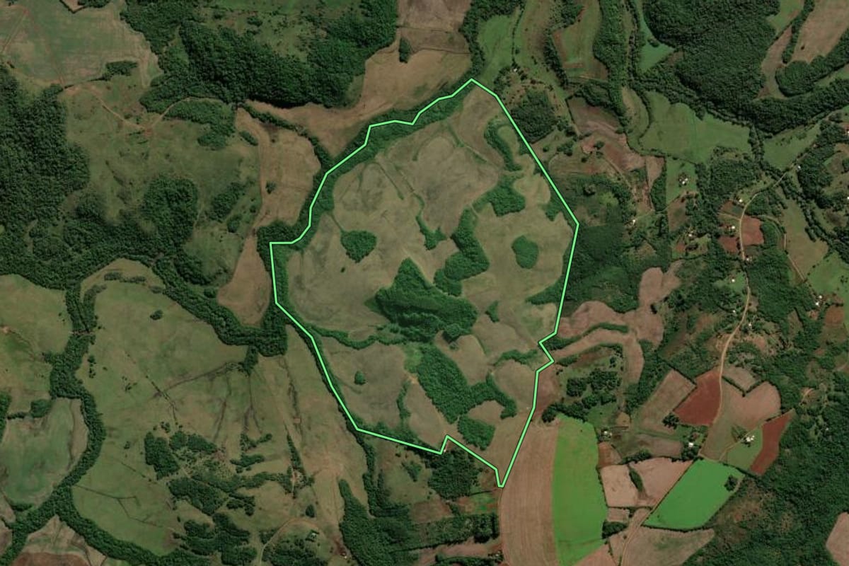 Imagem de satélite do imóvel rural em São Miguel das Missões (RS), com o contorno declarado no CAR desenhado por cima.