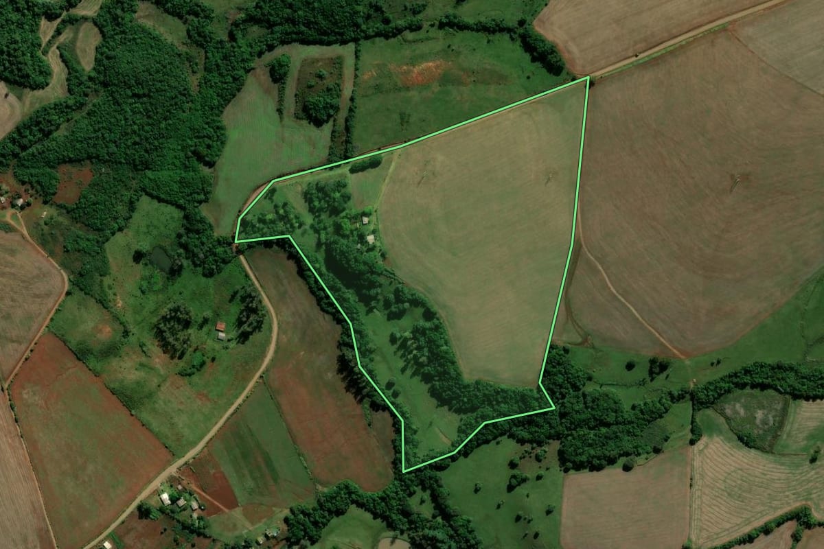 Imagem de satélite do imóvel rural em São Miguel das Missões (RS), com o contorno declarado no CAR desenhado por cima.