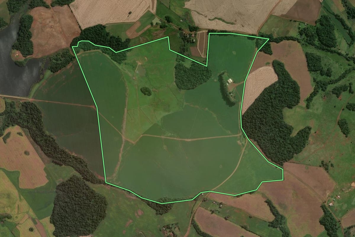 Imagem de satélite do imóvel rural em São Miguel das Missões (RS), com o contorno declarado no CAR desenhado por cima.
