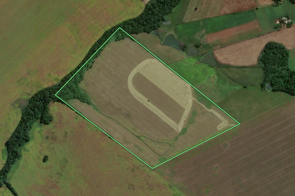 Imagem de satélite do imóvel rural em São Miguel das Missões (RS), com o contorno declarado no CAR desenhado por cima.