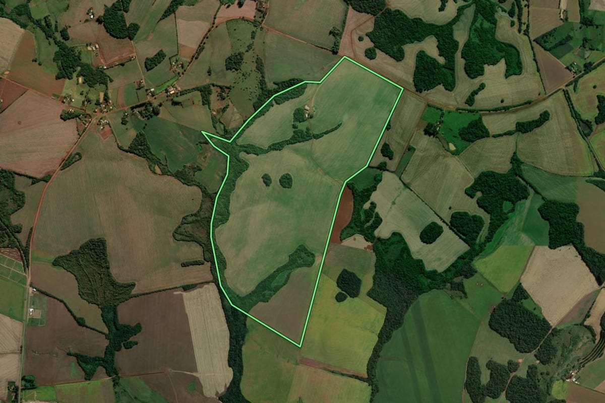 Imagem de satélite do imóvel rural em São Miguel das Missões (RS), com o contorno declarado no CAR desenhado por cima.