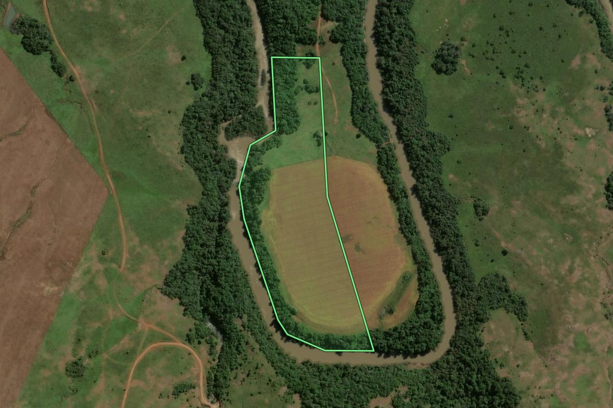 Imagem de satélite do imóvel rural em São Miguel das Missões (RS), com o contorno declarado no CAR desenhado por cima.