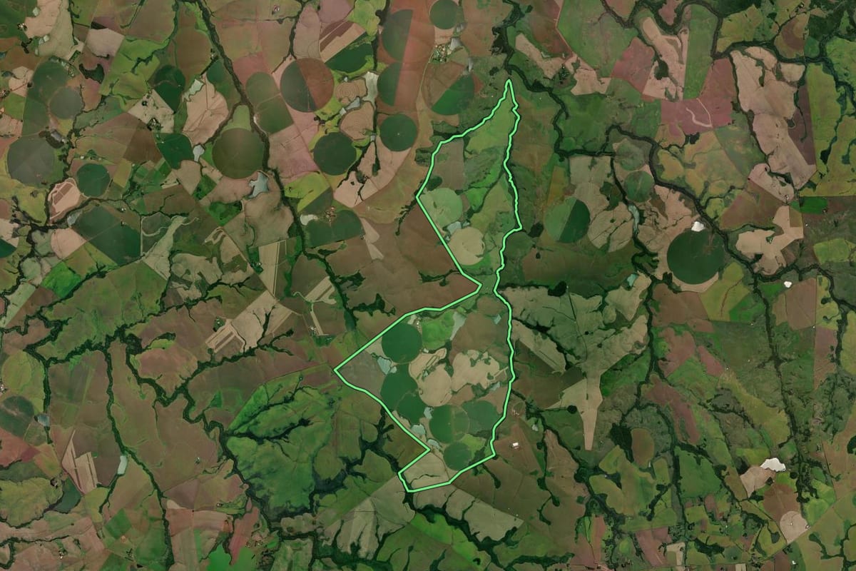 Imagem de satélite do imóvel rural em São Miguel das Missões (RS), com o contorno declarado no CAR desenhado por cima.