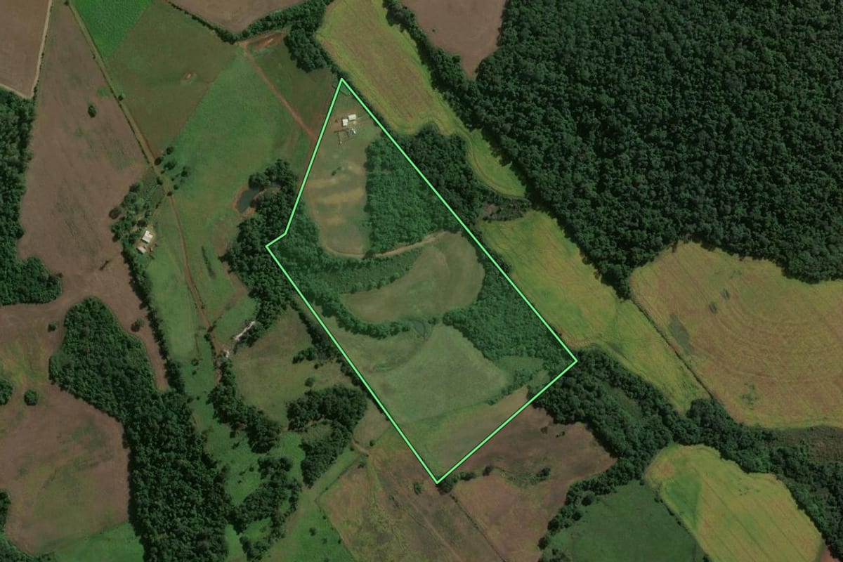 Imagem de satélite do imóvel rural em São Miguel das Missões (RS), com o contorno declarado no CAR desenhado por cima.