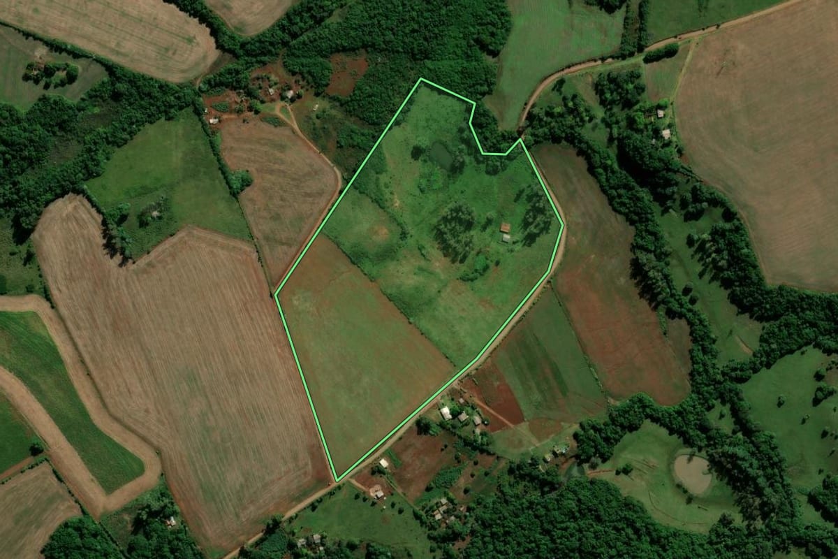 Imagem de satélite do imóvel rural em São Miguel das Missões (RS), com o contorno declarado no CAR desenhado por cima.
