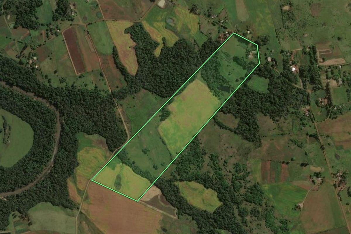 Imagem de satélite do imóvel rural em São Miguel das Missões (RS), com o contorno declarado no CAR desenhado por cima.