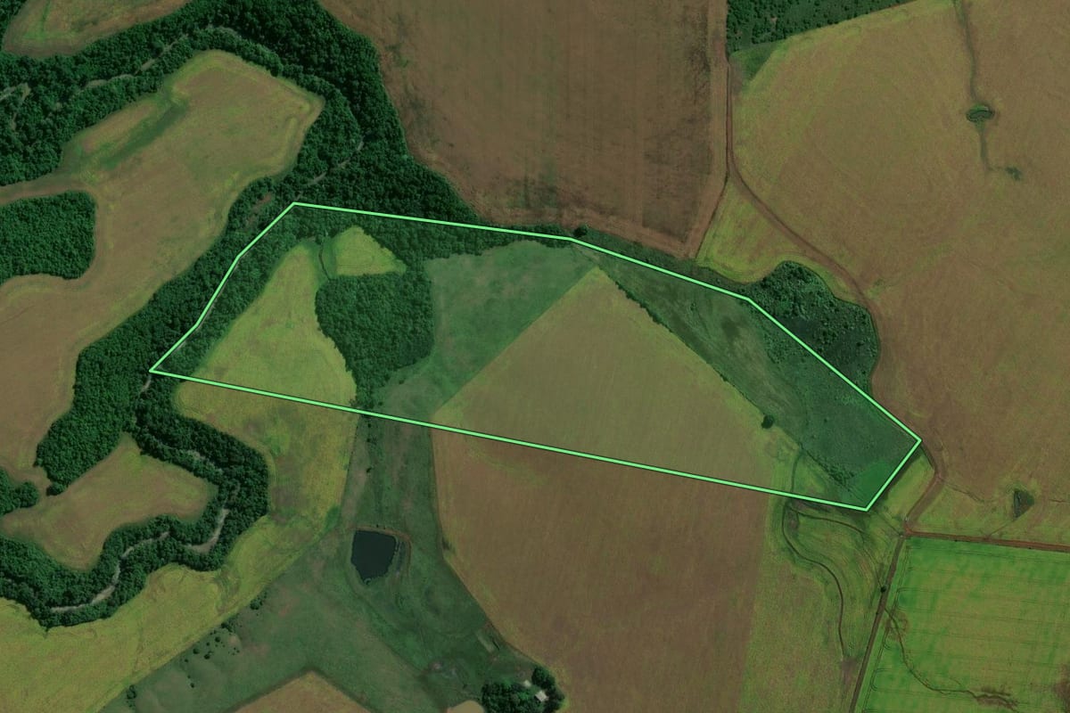 Imagem de satélite do imóvel rural em São Miguel das Missões (RS), com o contorno declarado no CAR desenhado por cima.
